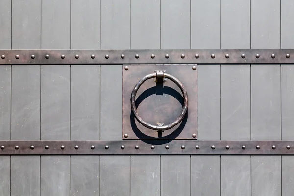 Iton Recorte en una puerta de tablón de madera vieja — Foto de Stock