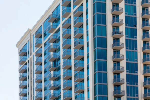 Balcones blancos en condominio de vidrio azul — Foto de Stock