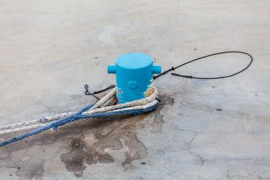 Beyaz ve mavi halatlar üzerinde mavi baba