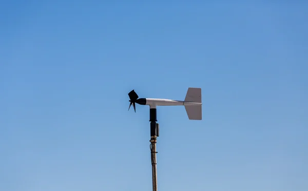 Schwarz-weißer Windmesser auf blau — Stockfoto