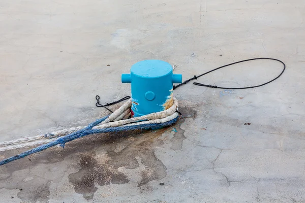 White and Blue Ropes on Blue Bollard — Stock Photo, Image