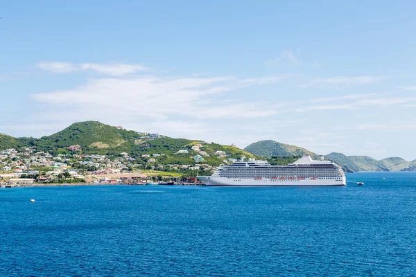 Witte luxe cruiseschip door groene heuvels — Stockfoto