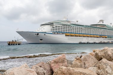 Lüks Cruise Gemi ötesinde Curacao deniz duvar