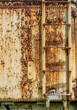 Eski paslı tren merdiveni