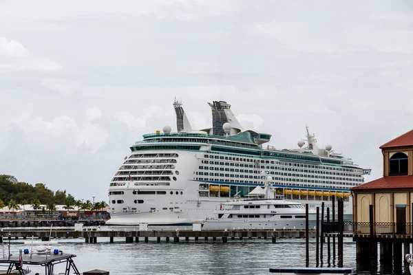 Cruiseschip in de haven van grijs — Stockfoto