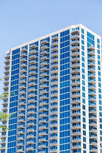 Torre de condominio de vidrio azul con balcones blancos —  Fotos de Stock