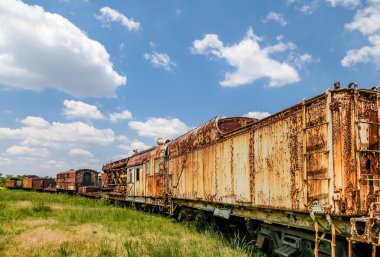 Rusty tren güzel gökyüzü altında