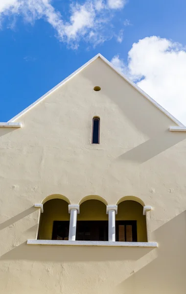 黄色の漆喰の建物のアーチ型の窓 — ストック写真