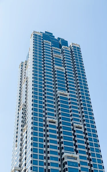 Torre de condominio de vidrio azul y blanco — Foto de Stock