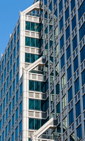 Moderne stenen en blauw glas het platform — Stockfoto