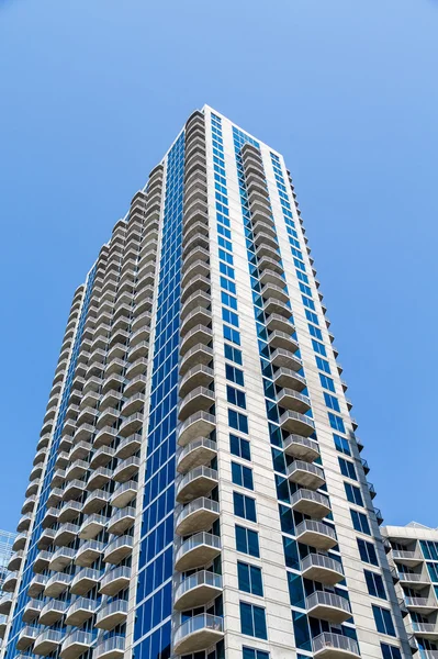 Concrete Balconies Up Blue and White Condo tower — Stock Photo, Image