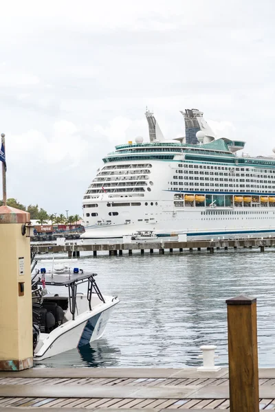Cruise schip buiten jacht Dock — Stockfoto