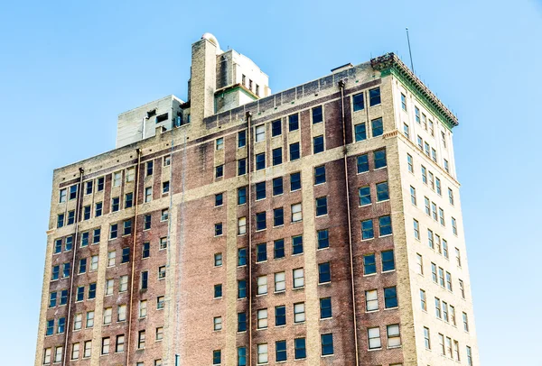 Old Brick Hotel con finestre scure — Foto Stock