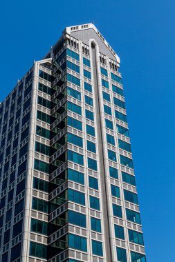 Modern Condominium Tower mavi gökyüzü altında
