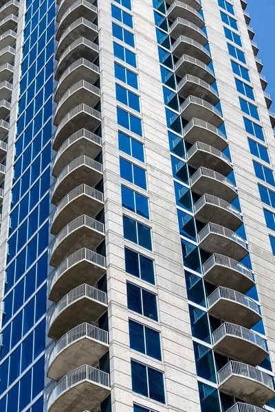 White balkons oprijzen blauw en witte toren — Stockfoto