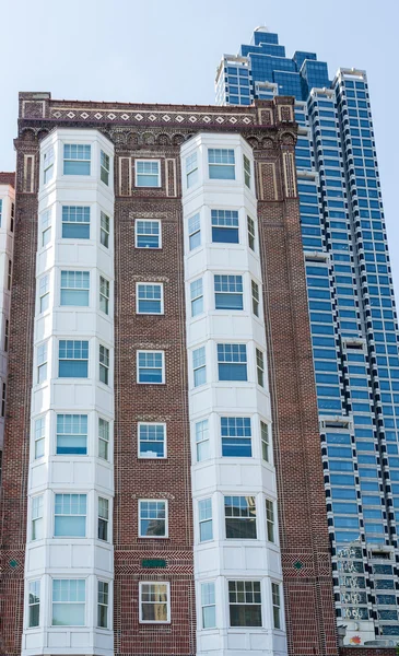 Hotel de tijolo vermelho e branco velho pela torre azul — Fotografia de Stock