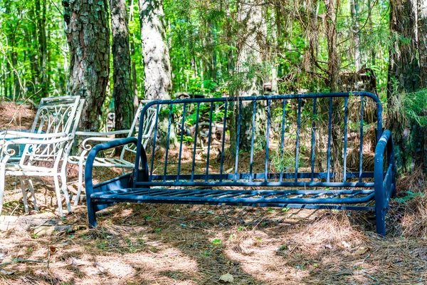 Gamla järn soffa ram i skogen — Stockfoto
