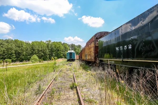 Stålskenor och övergivna tåg — Stockfoto