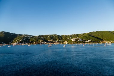 St Thomas parlak mavi su