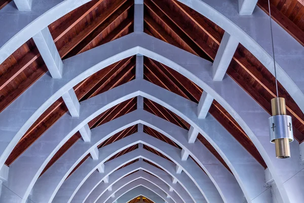 Luzes e Arcos Sob Telhado da Igreja — Fotografia de Stock