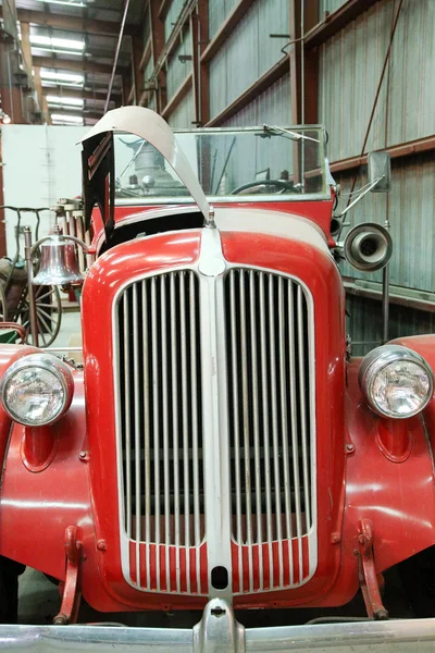 Fronte di classico antico camion dei pompieri — Foto Stock