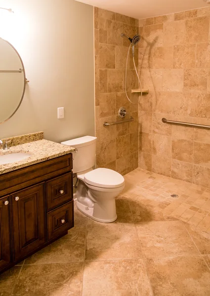 Salle de bain carrelée avec douche pour handicapés — Photo