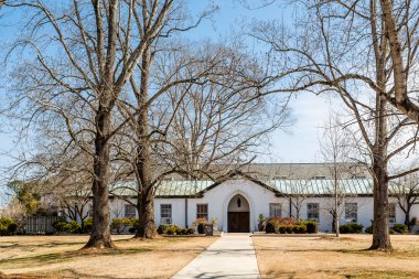Küçük Abbey adlı büyük bir Katolik Manastırı