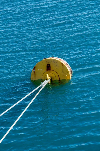 White Rope to Yellow Mooring in Blue Water — Stock Photo, Image