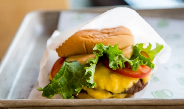 Delicious Cheeseburger on Tray — Stock Photo, Image