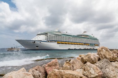 Deniz kenarındaki sete Cruise Gemi isabet sörf