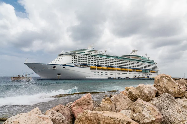 Surf golpeando la pared del mar por barco de crucero — Foto de Stock