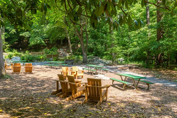 Sillas y mesas de picnic en un parque sombrío — Foto de Stock