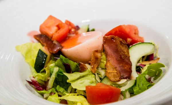 Gekochtes Ei und Speck auf Salat — Stockfoto