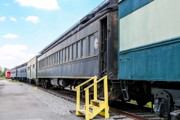 Желтые шаги к железной дороге Старой Джорджии — стоковое фото