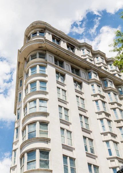 Lofts inclinés sous un beau ciel — Photo