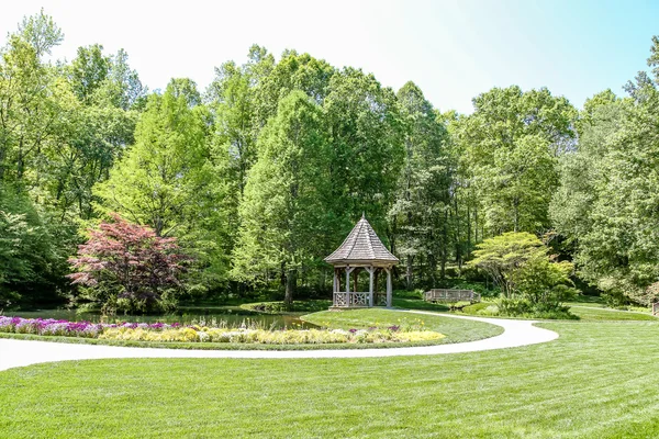 Gazebo et pont dans le jardin public vert — Photo