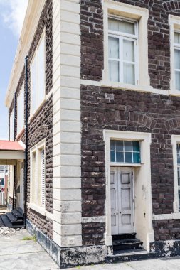 Eski kahverengi ve beyaz taş bina