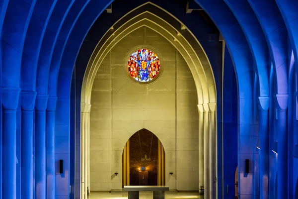 Gelber Altar jenseits blauer Bögen — Stockfoto