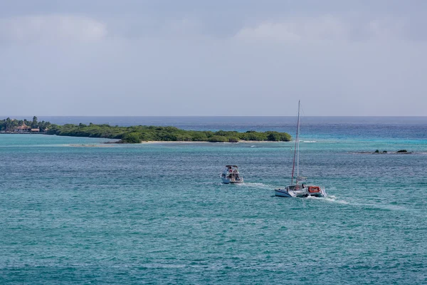 Two Boats Leaving Aruba — Stock Photo, Image