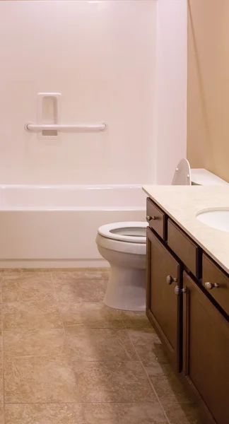 Плитка підлоги у ванній кімнаті нові — стокове фото
