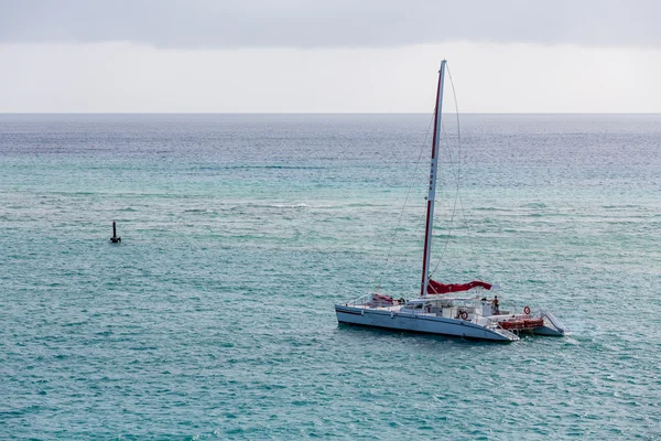 Aruba में एक्वा पानी पर Catamaran — स्टॉक फ़ोटो, इमेज