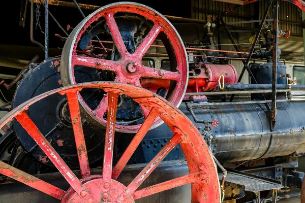 在机械上的红色金属轮子 — 图库照片