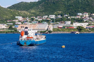 Büyük mavi ve beyaz Tanker mavi su