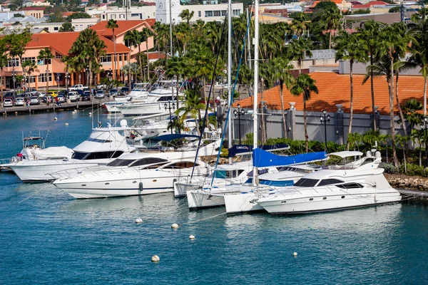 Vita båtar och segelbåtar i Aruba — Stockfoto