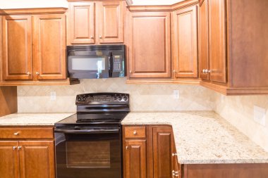 Yeni mutfak granit Countertops ve siyah araçlarla