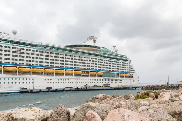 Passagiere an Bord von Kreuzfahrtschiff auf Curaçao — Stockfoto