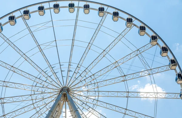 Ruota panoramica bianca su cielo blu — Foto Stock