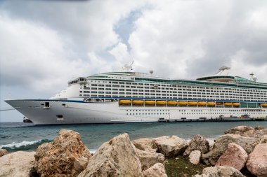 Cruise gemi Deniz kenarındaki sete ötesinde fırtınalı gökyüzü altında