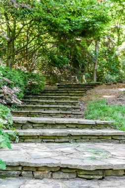 Taş kaldırım eğri kadar Bahçe aracılığıyla