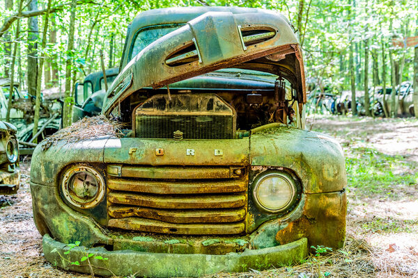 Старый зеленый пикап "Форд" с открытым верхом
